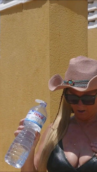 Masturbieren & Fingern in Badebekleidung Im Freien Mit Wasserspiel