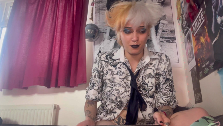 Glitterqueen1999: Nhân viên văn phòng Goth có trái tim và resus