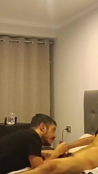 Perde Arkası, Dolabta Kamera