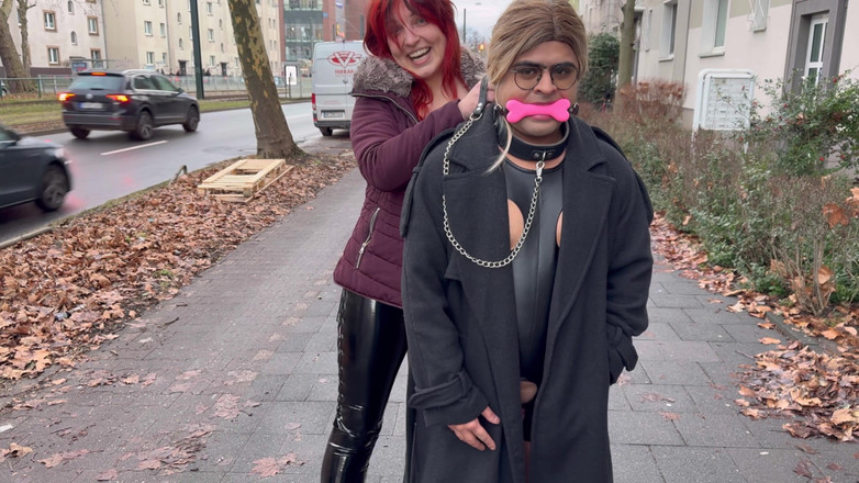 Femme Sandy: Esibizionista domme e umiliata sottomessa: la regina Elena lampeggia, poi...