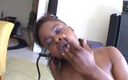 Hot Girlz: Servitoare africană țâțoasă suge adânc pula albă a șefului ei