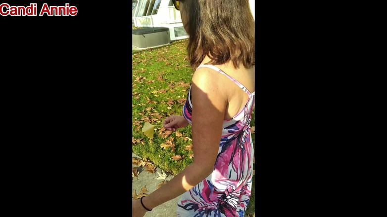 Candi Annie: Candi Annie доит порцию теплой сливочной спермы на улице