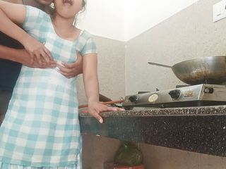 Sakshi Pussy: 선명한 힌디어 오디오로 부엌에서 데버에게 따먹히는 20살 인도 인도 인도 마을 바비