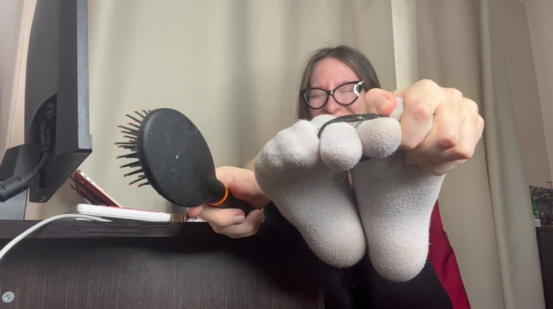 Skinny_lady69: Tortre solletico, spazzola per capelli e spazzolino da denti sui...