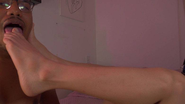 missangell_: Er verehrt, beißt und leckt meine füße