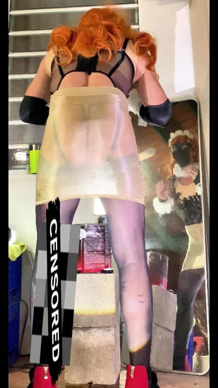 Benito414: Симпатичный фембой очень сексуальный в чулках нижнем белье показывает его трусики на улице