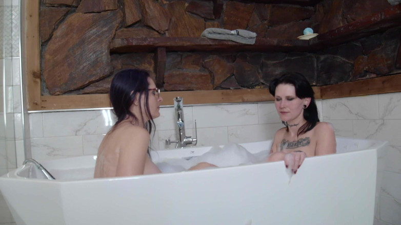 Christina Sapphire: Horny Hotwife Hookup: Toys in the Tub