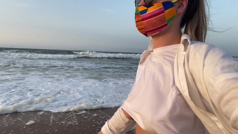 Batty Lux: Blondă cu sâni mari fără sutien mergând pe stradă