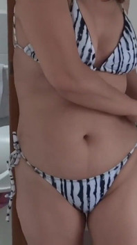 Sulla spiaggia, il figliastro del mio amico si masturba guardandomi in bikini e vuole scoparmi