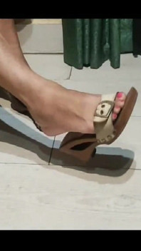 Los Pies Temblando Y Colgando 2