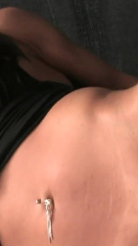 La seducente ragazza mora si sditalina per un intenso orgasmo