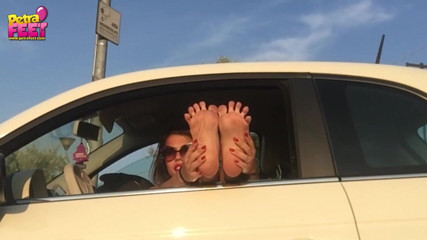 Smokin Fetish: Foot fetiš v autě se sexy teenagerkou