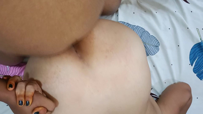 Catchybusty: La ragazza del villaggio si diverte e si diverte