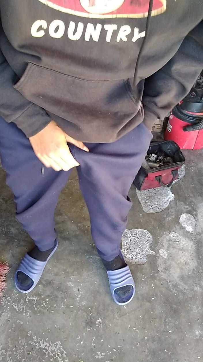 AlexAlejandro13: Evimin kapısında sikimi çıkarıyor
