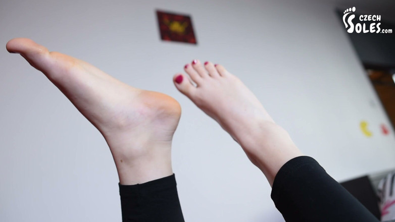 Czech Soles - foot fetish content: นักเรียนเท้าเปล่าที่น่าทึ่งกําลังเรียนและโชว์ฝ่าเท้าของเธอ
