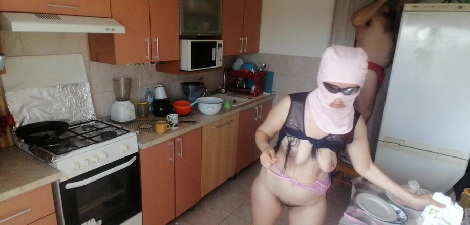 Mirsur: Pasangan bersenang-senang di dapur. Istri seksi dientot di rumah sambil...