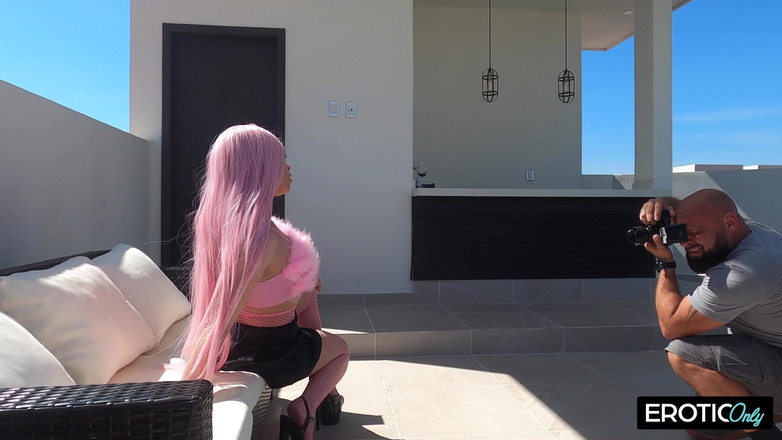 MILFFreaksX: Вона хоче зробити кар'єру і докладає до цього багато зусиль