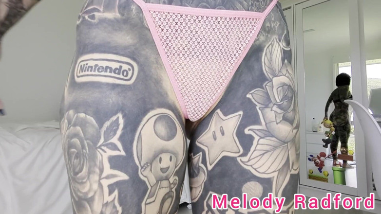Melody Radford: ピンクのマイクロビキニにチェーントライオン ホールメロディ ラドフォード Onlyfans