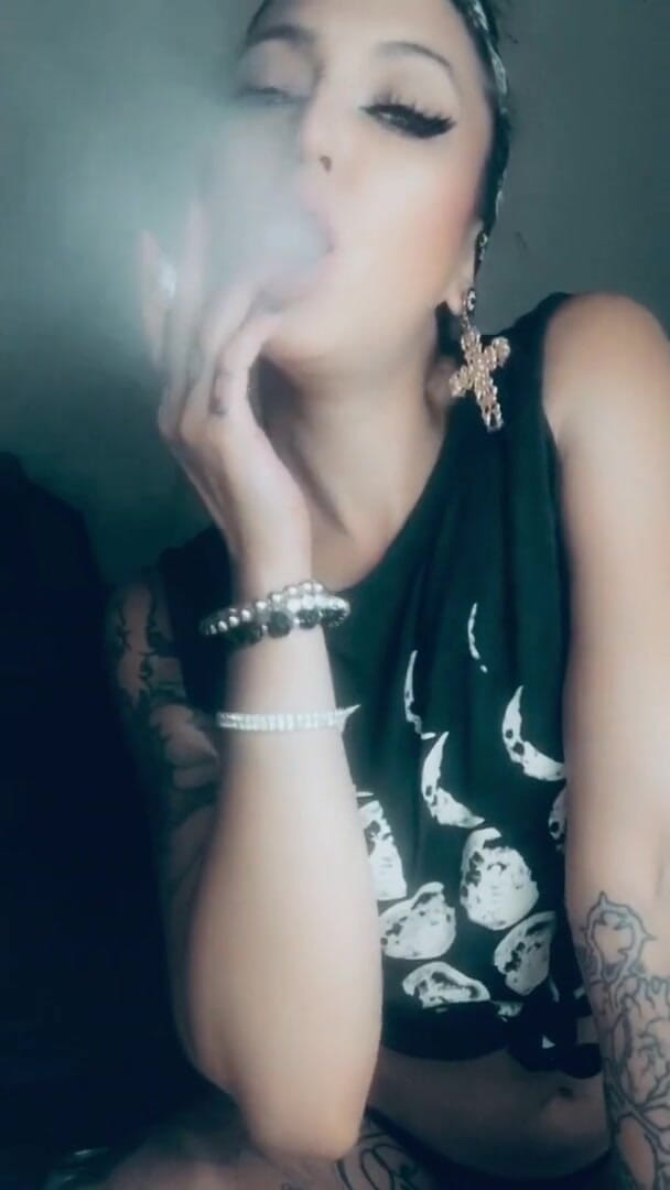 Hellizabeth Queen: 新月抽烟