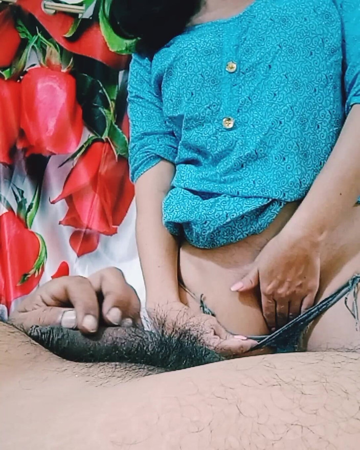 Bolly Karma: Istri nakal yang serakah kecanduan kontol besar