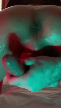 Tôi đang làm cho anh kế femboy của tôi xuất tinh