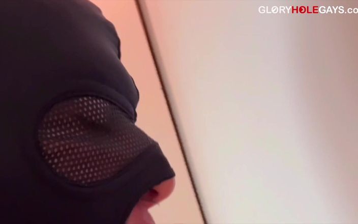 GLORYHOLEGAYS: Il tipo silenzioso con cappuccio mi scopa la faccia con...