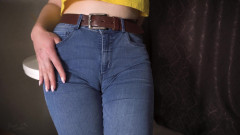 Teasecombo 4K: MILF seksi mengusik cameltoe besarnya dalam seluar jeans biru ketat
