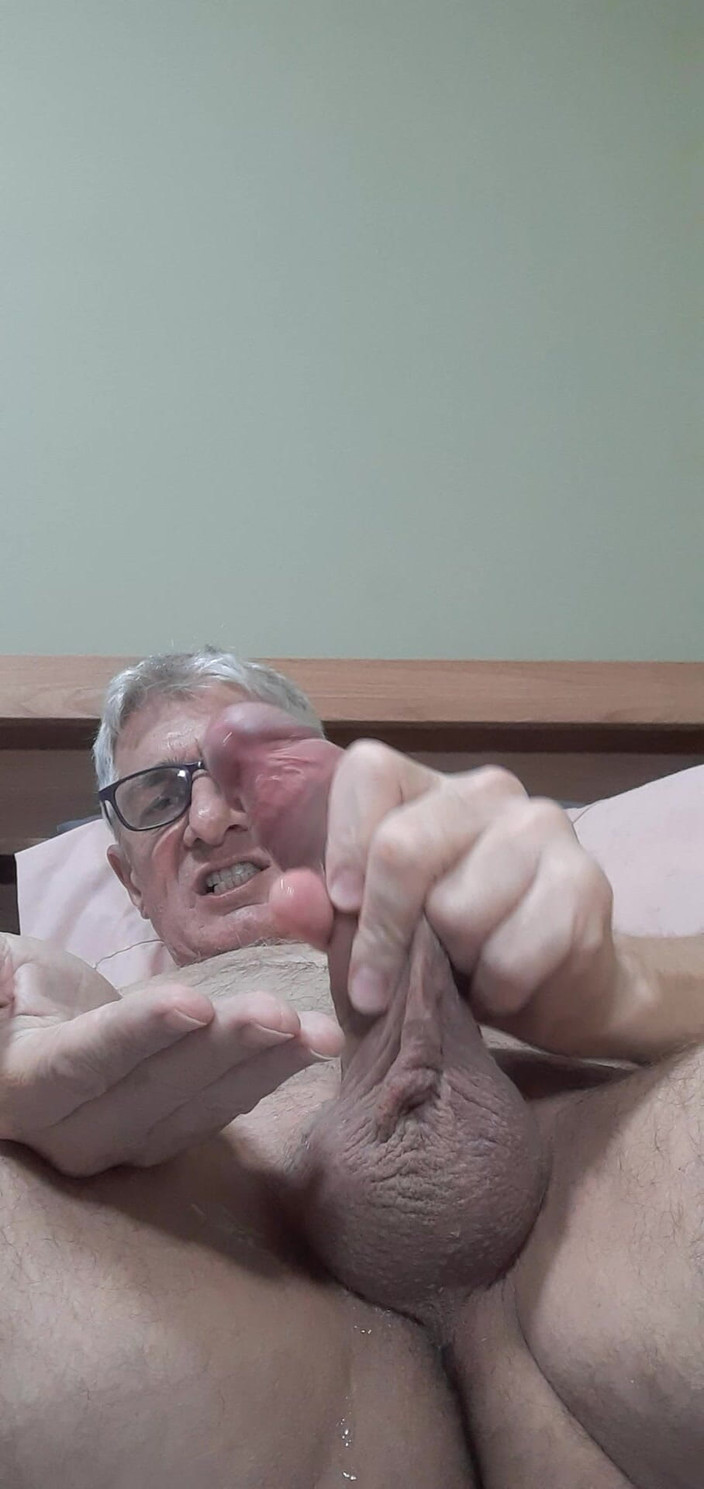 Big uncut hard cock: Камшот с большой порцией спермы и питья