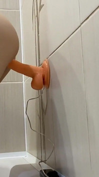 Baise un gode sous la douche.