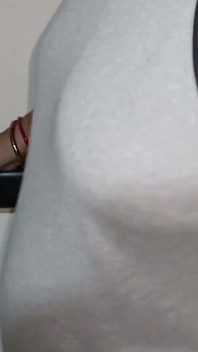 ムラムラした継娘がギャムでヌードで歩き、変態継父が彼女の動きを撮影