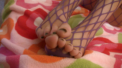 Lucky Wankerz: Brunetka ve fialových síťkách šuká svou kundičku hračkou