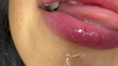 Asmr_mouth: 물에 침을 뱉고 그녀의 이불을 보여줄 자이언트