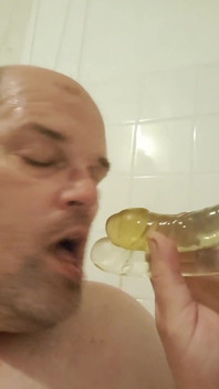 Luźna dziwka, ssąca dildo
