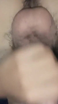Junge masturbiert seinen großen haarigen schwanz