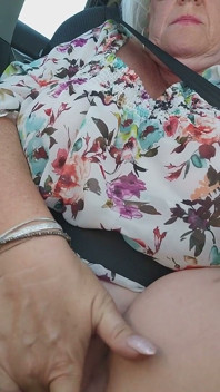 Rijpe blondine vingert kloppend poesje in openbare autorit