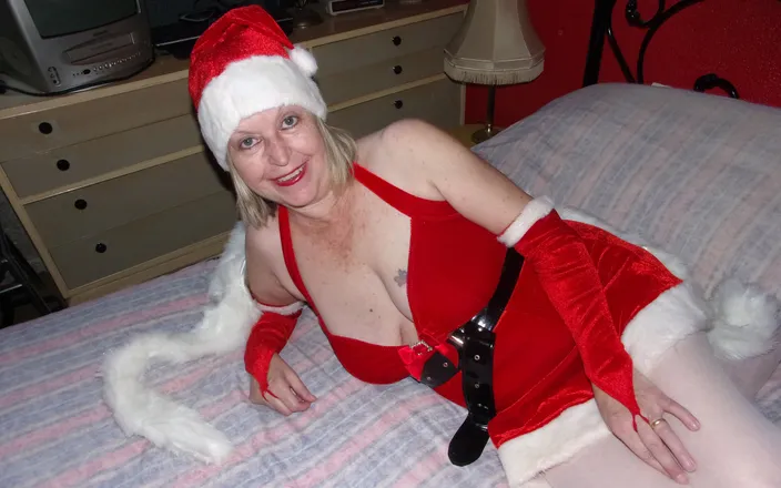 megabustyangela: Christmas Outfit