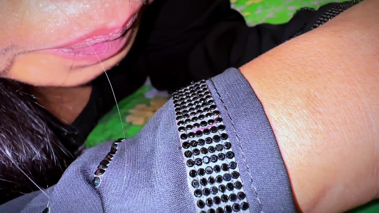 Aria Mia: アラブ系のホットな継母がホテルのベッドで道からイって興奮し、彼女の大きなお尻を見て手コキを始める