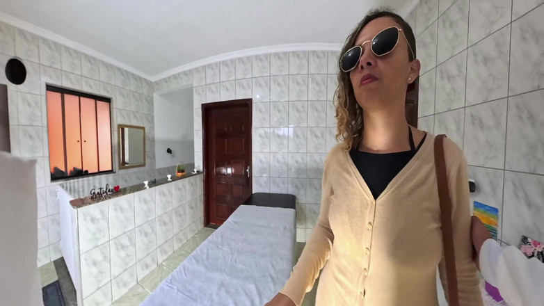 Gabi SweetCouplesStories: Une petite naturiste se rend chez le gynécologue et a...