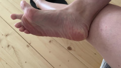 Feet: Đi dép xỏ ngón và đi chân trần trong căn hộ