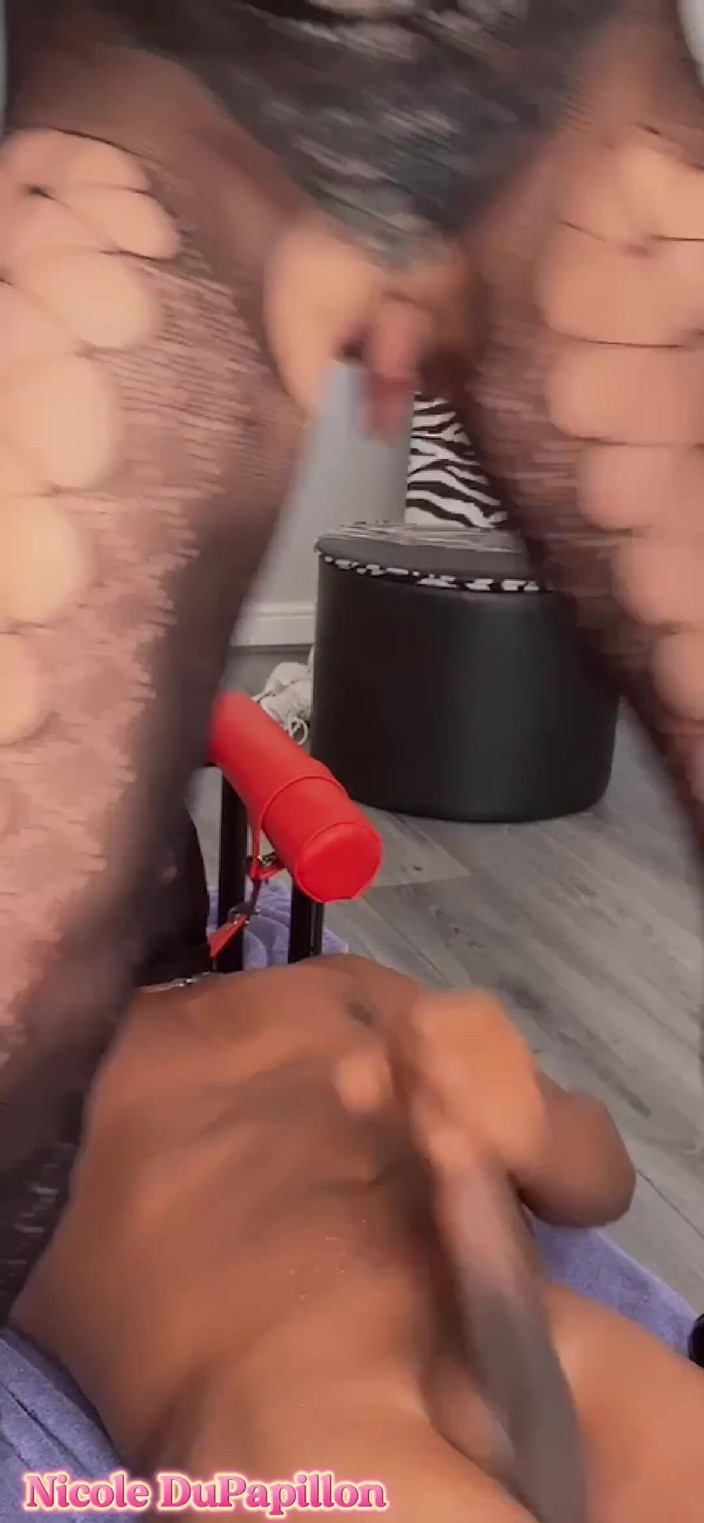 Nicole Dupapillon: La regina nicole esige che il suo schiavo le sborri