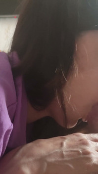 继妹喜欢吮吸我的甜美小鸡巴