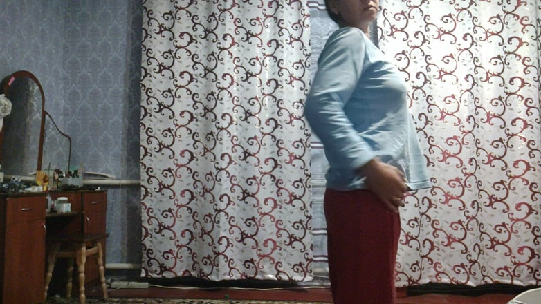 DirtyLubov: Berpose Berambut Hitam