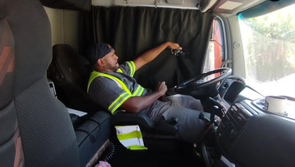 TheBlacKHunterr: 점심 시간 나는 트럭 안에서 자위를 했다