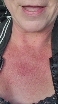 MILF masturbiert und squirtet mit riesiger gurke auf dem Parkplatz des lebensmittelgeschäfts