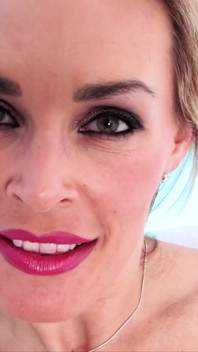 Tanya Tate, MILF blonde à gros nichons, est une vraie salope pour une grosse bite blanche