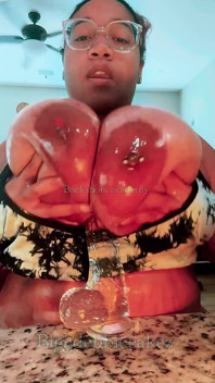 Provocando esse pau com meus peitos grandes