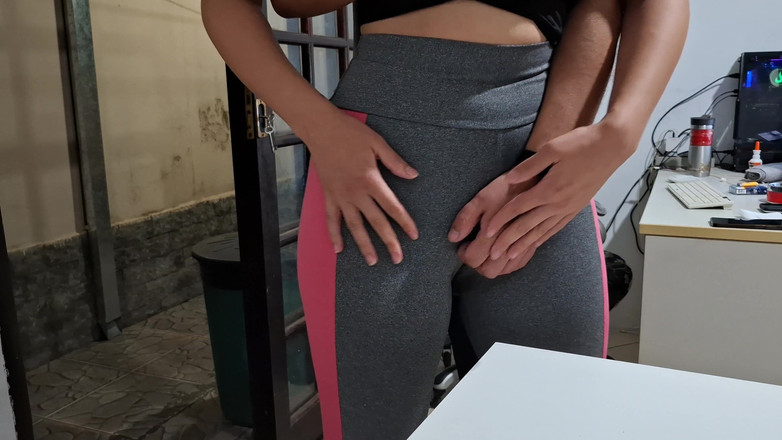 Gabi SweetCouplesStories: 이웃의 도움으로 식탁에서 낙타 토이 자위