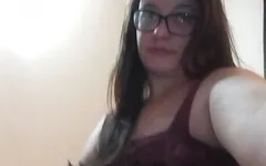 Esfregando meu clitóris e dedilhando minha buceta