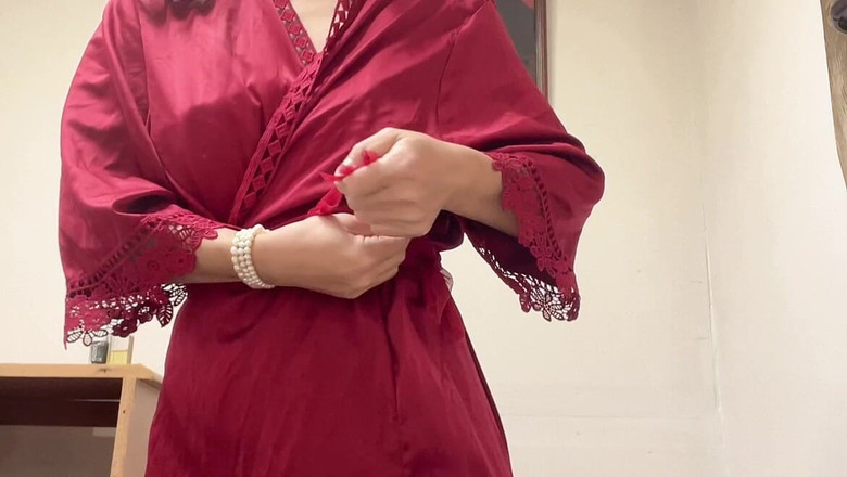 sweethanajapanese: La piccola ragazza carina Hana chan sexy in abito rosso...