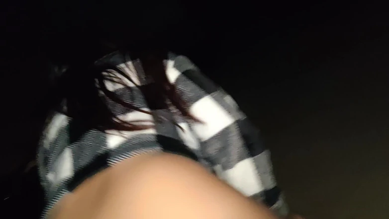 Miss Squirting: 勾引继母的朋友，并在户外用精液填满她。